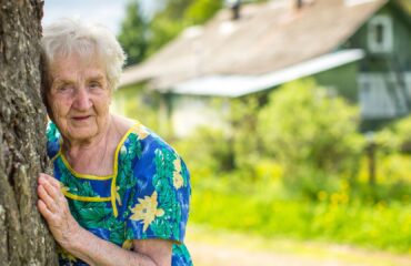 Mulher idosa em área rural ilustrando a soma do tempo de contribuição rural e urbano