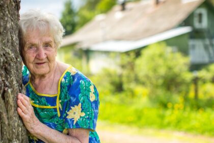 Mulher idosa em área rural ilustrando a soma do tempo de contribuição rural e urbano