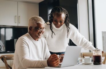 Segurado consultando informações sobre as regras de transição da aposentadoria