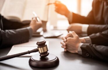Advogado para aposentadoria e orientação previdenciária Advogado para aposentadoria durante atendimento e análise de documentos previdenciários