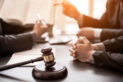 Advogado para aposentadoria durante atendimento e análise de documentos previdenciários