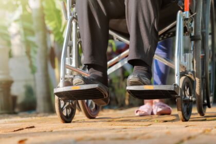 Pessoa em cadeira de rodas representando a aposentadoria por invalidez