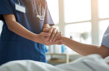 converter auxílio doença em aposentadoria por invalidez Profissional de saúde acompanhando paciente durante afastamento por incapacidade para o trabalho