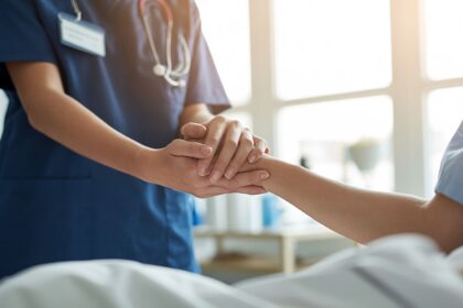 Profissional de saúde acompanhando paciente durante afastamento por incapacidade para o trabalho