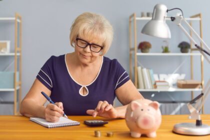 Mulher calculando possibilidades de aposentadoria pelas regras de transição