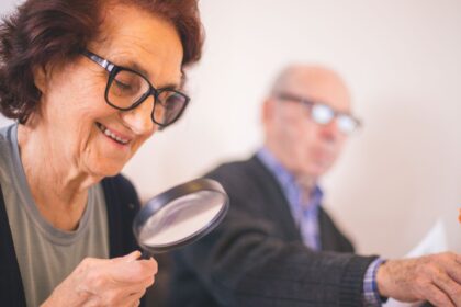 Idosos analisando documentos sobre aposentadoria antes da Reforma da Previdência