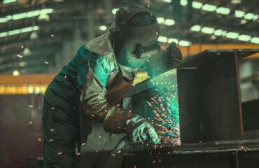 Trabalhador realizando soldagem em atividade relacionada à aposentadoria especial por insalubridade