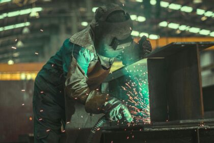 Trabalhador realizando soldagem em atividade relacionada à aposentadoria especial por insalubridade