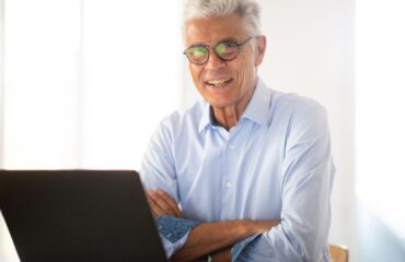 Aposentadoria para autônomo Trabalhador autônomo pesquisando informações sobre aposentadoria para autônomo