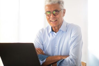 Trabalhador autônomo pesquisando informações sobre aposentadoria para autônomo