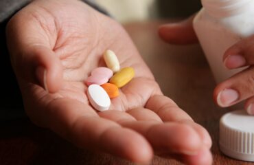 Pessoa segurando medicamentos para ilustrar caso de auxílio doença negado pelo INSS