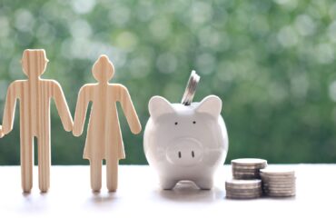 Representação da aposentadoria antes da Reforma da Previdência com casal de idosos e moedas