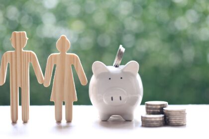 Representação da aposentadoria antes da Reforma da Previdência com casal de idosos e moedas