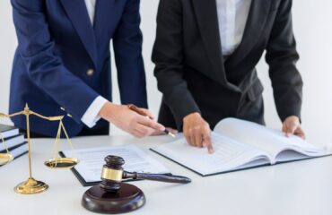 Advogado trabalhista para empresas analisando documentos jurídicos