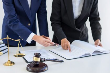 Advogado trabalhista para empresas analisando documentos jurídicos