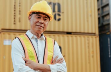 Trabalhador mais velho com capacete representando aposentadoria especial e idade mínima