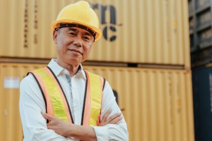 Trabalhador mais velho com capacete representando aposentadoria especial e idade mínima