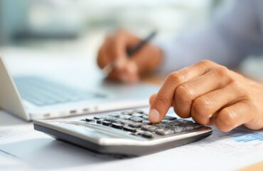 Profissional utilizando calculadora para calcular rescisão trabalhista