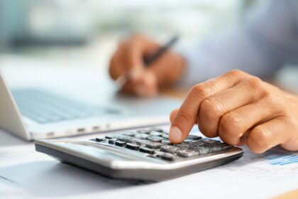Profissional utilizando calculadora para calcular rescisão trabalhista