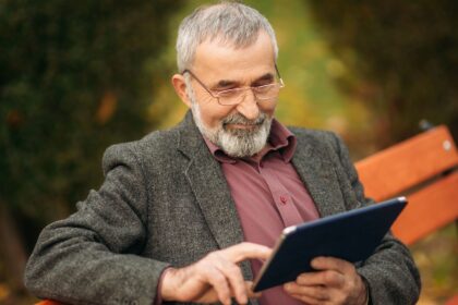 Homem idoso usando tablet para dar entrada na aposentadoria