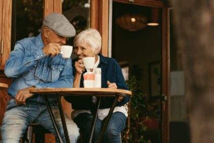 Casal de idosos representando os direitos adquiridos na aposentadoria