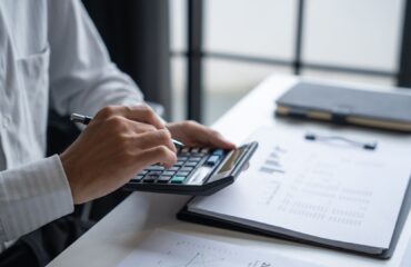 Profissional conferindo cálculos para evitar erro na rescisão de contrato de trabalho