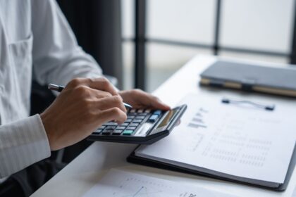 Profissional conferindo cálculos para evitar erro na rescisão de contrato de trabalho