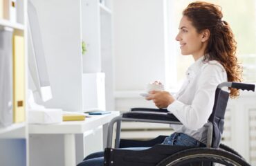 Profissional com deficiência no ambiente de trabalho representando a cota de PCD nas empresas