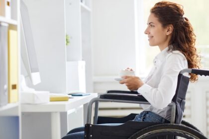Profissional com deficiência no ambiente de trabalho representando a cota de PCD nas empresas