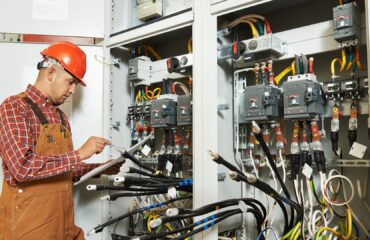 Eletricista em atividade de risco relacionada ao adicional de periculosidade e aposentadoria especial