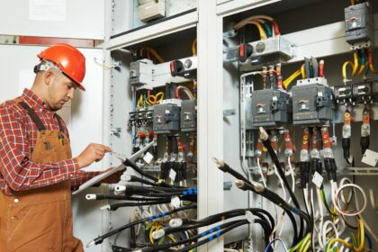 Eletricista em atividade de risco relacionada ao adicional de periculosidade e aposentadoria especial