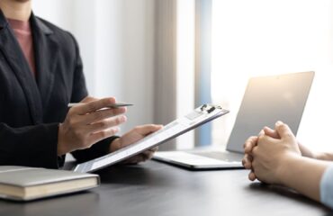 Profissional de RH analisando documentos sobre principais direitos trabalhistas