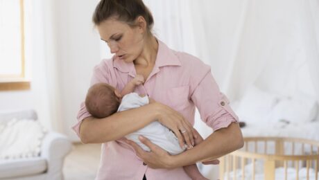 inss-negar-salario-maternidade-mae-com-bebe Mãe segurando bebê no colo durante o período de licença maternidade.