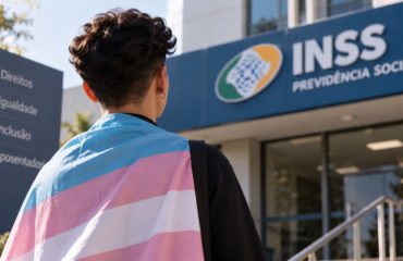 Pessoa trans em frente a uma unidade do INSS em conteúdo sobre aposentadoria para transgêneros