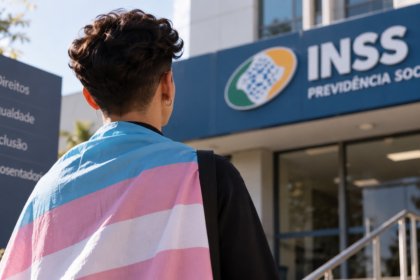 Pessoa trans em frente a uma unidade do INSS em conteúdo sobre aposentadoria para transgêneros
