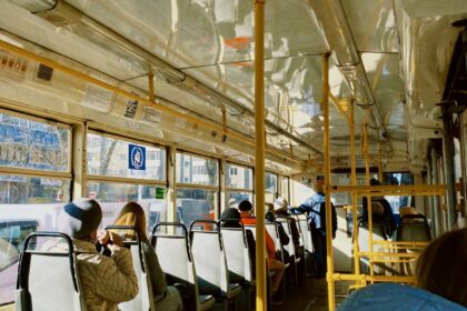 Empresa é obrigada a pagar vale transporte para funcionário que usa transporte público