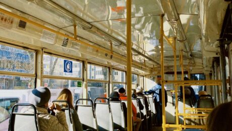 Empresa é obrigada a pagar vale transporte para funcionário que usa transporte público
