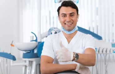 Dentista em consultório odontológico em conteúdo sobre aposentadoria especial
