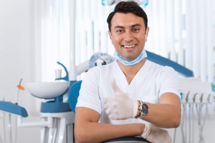Dentista em consultório odontológico em conteúdo sobre aposentadoria especial
