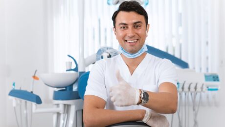 Dentista em consultório odontológico em conteúdo sobre aposentadoria especial