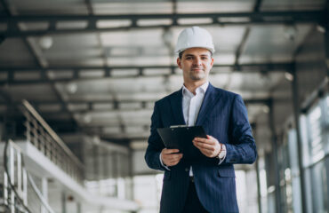 Engenheiro civil tem direito à aposentadoria especial? Engenheiro civil usando capacete de segurança em obra, ilustrando o direito à aposentadoria especial.