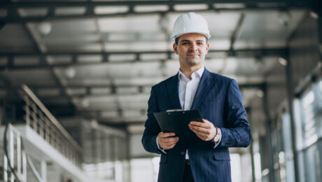 Engenheiro civil tem direito à aposentadoria especial? Engenheiro civil usando capacete de segurança em obra, ilustrando o direito à aposentadoria especial.