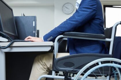 Profissional com deficiência utilizando cadeira de rodas no ambiente de trabalho