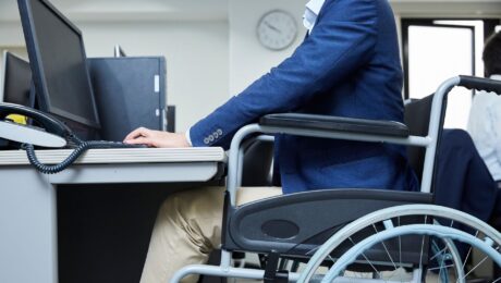 Profissional com deficiência utilizando cadeira de rodas no ambiente de trabalho