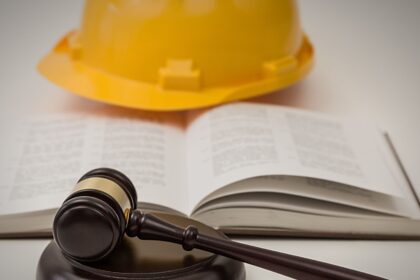 Capacete de segurança e martelo jurídico em conteúdo sobre supressão do adicional de insalubridade
