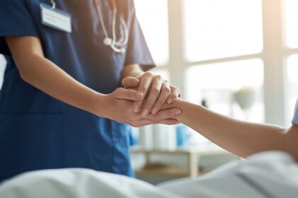 Técnico de enfermagem em atendimento a paciente em conteúdo sobre aposentadoria especial