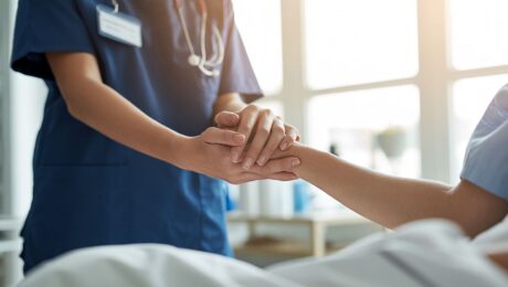 Técnico de enfermagem em atendimento a paciente em conteúdo sobre aposentadoria especial