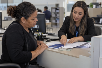 Trabalhadora apresenta documentos para comprovar vínculo empregatício que não consta no INSS