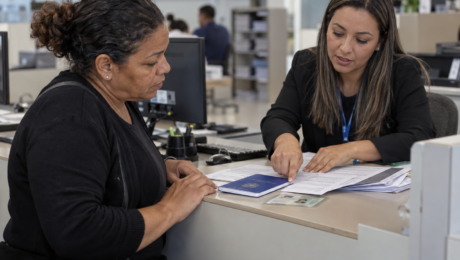 Trabalhadora apresenta documentos para comprovar vínculo empregatício que não consta no INSS