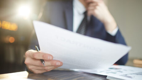 Análise de documentos sobre o abono de permanência dos servidores públicos Servidor público analisando documentos sobre o abono de permanência.